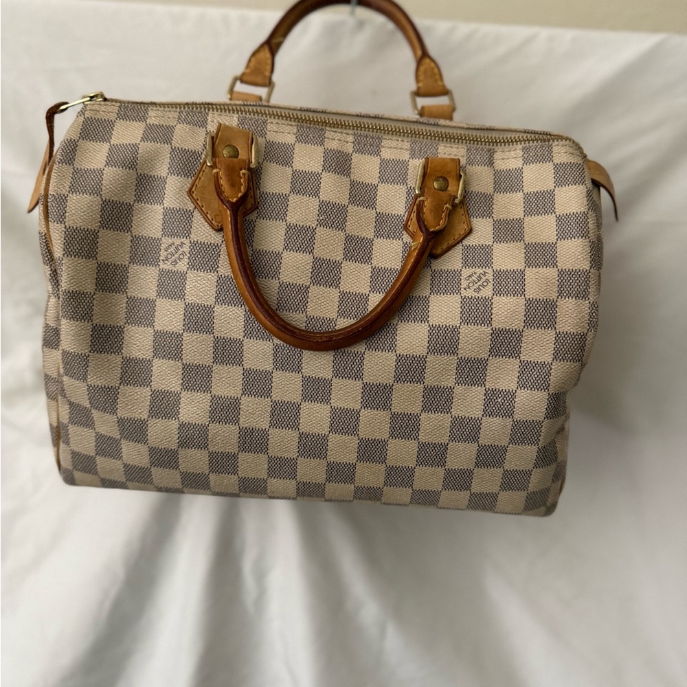 Louis Vuitton speedy 30 good condition no cracks, some stains inner bag.
No key